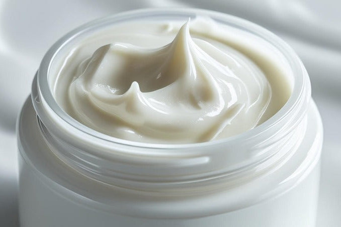 "Crema base blanca de textura suave, ideal para la elaboración de lociones y productos cosméticos. Perfecta para hidratación y personalización con ingredientes naturales. | White base cream with a smooth texture, perfect for crafting lotions and cosmetic products. Ideal for hydration and customization with natural ingredients.